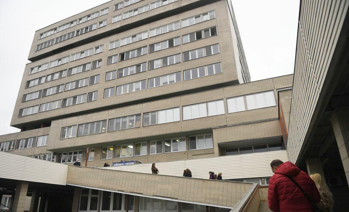 Vojnové pomery na patológii. Telá zosnulých v prešovskej nemocnici skončili v regáloch