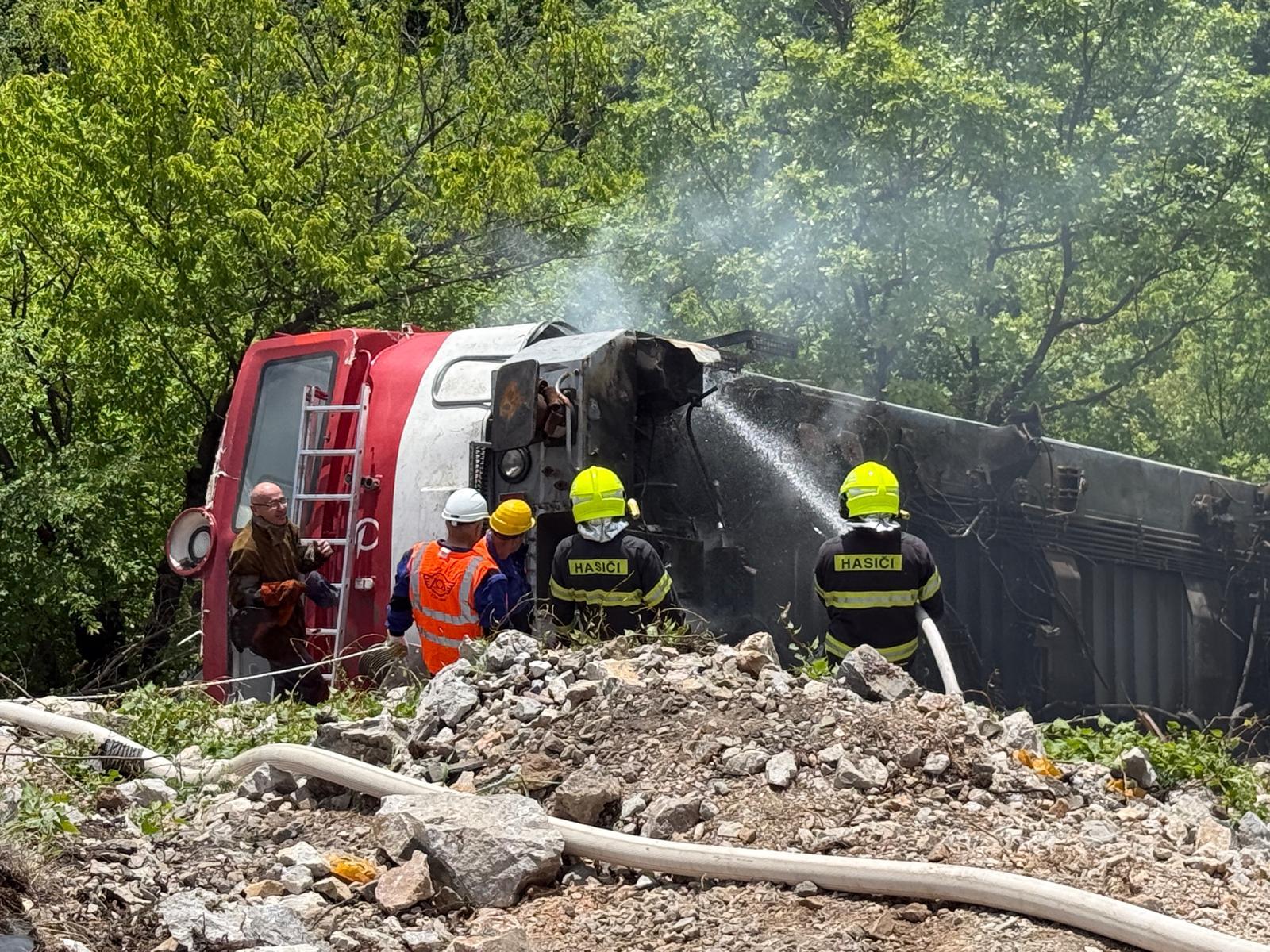 V Jablonove nad Turňou vyťahujú vrak po vlaňajšej zrážke vlakov. Premávka na trati je zastavená