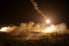 Svetlice vystreľuj&uacute; izraelsk&eacute; sily v Arnoune pri pohľade z Libanonu. FOTO: Reuters