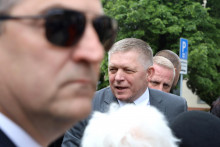 Predseda vl&aacute;dy Robert Fico na n&aacute;mesti Ban&iacute;kov v Handlovej pri pr&iacute;ležitosti druh&eacute;ho v&yacute;ročia atent&aacute;tu. FOTO: TASR/J. Kro&scaron;l&aacute;k