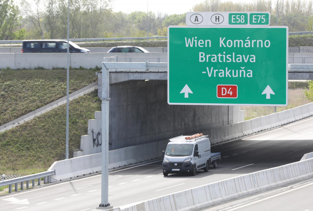 Intenzita prem&aacute;vky na diaľniciach D4 a R7 sa preskupila. FOTO: HN/Peter Mayer