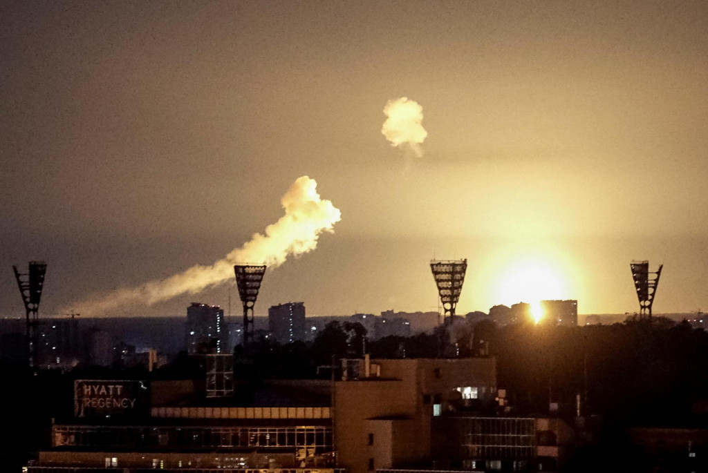 Ukrajinsk&eacute; letectvo uviedlo, že rusk&eacute; rakety smerovali na mest&aacute; Kyjev, Kremenčuk, Jahotyn a Čerkasy, zatiaľ čo nad Sumskou oblasťou boli zaznamenan&eacute; skupiny dronov letiace na z&aacute;pad. FOTO: REUTERS
