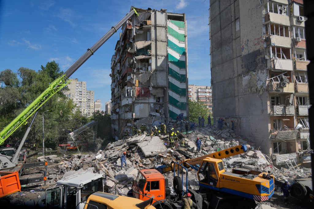 Z&aacute;chran&aacute;ri prehľad&aacute;vaj&uacute; ruiny budovy, ktor&uacute; zasiahol &uacute;tok ruskej arm&aacute;dy v ukrajinskej metropole Kyjev. FOTO: TASR/AP