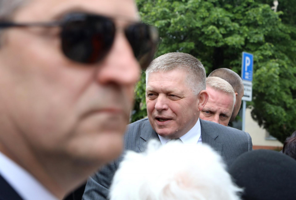 Predseda vl&aacute;dy Robert Fico na n&aacute;mesti Ban&iacute;kov v Handlovej pri pr&iacute;ležitosti druh&eacute;ho v&yacute;ročia atent&aacute;tu. FOTO: TASR/J. Kro&scaron;l&aacute;k