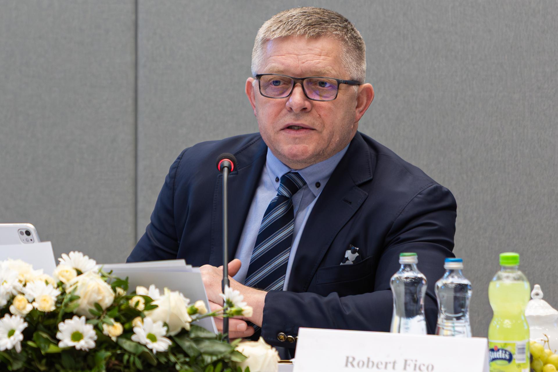 Kompetentné orgány by sa mali ospravedlniť, povedal Fico. Pokutu 1500 eur pre langošára kritizuje