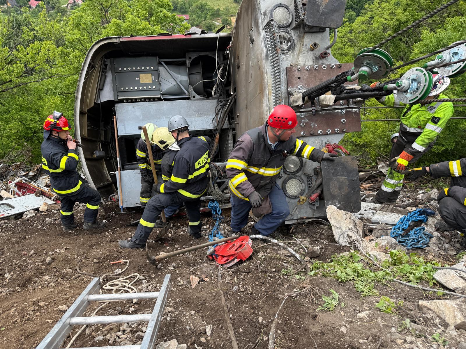 Pri vyťahovan&iacute; havarovan&eacute;ho ru&scaron;ňa v Jablonove nad Turňou zasahuje 58 hasičov