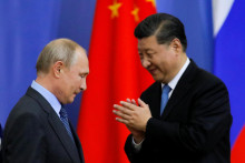 Č&iacute;nsky prezident Si Ťin-pching a rusk&yacute; prezident Vladimir Putin. FOTO: Reuters