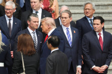 Americk&yacute; prezident Donald Trump vedľa americk&eacute;ho ministra zahraničn&yacute;ch vec&iacute; Marca Rubia, americk&eacute;ho ministra financi&iacute; Scotta Bessenta, americk&eacute;ho ministra obrany Petea Hegsetha, Jensena Huanga, zakladateľa, prezidenta a gener&aacute;lneho riaditeľa spoločnosti Nvidia, gener&aacute;lneho riaditeľa Tesly Elona Muska, gener&aacute;lneho riaditeľa spoločnosti Apple Tima Cooka a ďal&scaron;&iacute;ch. FOTO: Reuters