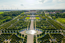 Doslova na skok to maj&uacute; obyvatelia bratislavskej Dev&iacute;nskej Novej Vsi do dolnorak&uacute;skeho z&aacute;mku Schloss Hof. Rovn&uacute; tretinu jeho n&aacute;v&scaron;tevn&iacute;kov tvoria Slov&aacute;ci. FOTO: Schloss Hof