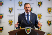 Tri sadzby DPH pre st&aacute;nky s občerstven&iacute;m a vysok&eacute; pokuty za pravopis na bločkoch s&uacute; symbolmi vzťahu exekut&iacute;vy k drobn&yacute;m podnikateľom. Na sn&iacute;mke prezident finančnej spr&aacute;vy Jozef Kiss počas tlačovej konferencie k lango&scaron;ov&eacute;mu st&aacute;nku. FOTO: TASR/J. Nov&aacute;k