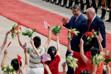 Americk&yacute; prezident Donald Trump sa prech&aacute;dza s č&iacute;nskym prezidentom Si Ťin-pchingom počas uv&iacute;tacieho ceremoni&aacute;lu vo Veľkej sieni ľudov&yacute;ch zhromažden&iacute; v Pekingu. FOTO: Reuters