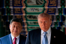 Americk&yacute; prezident Donald Trump (vpravo) a č&iacute;nsky prezident Si Ťin-pching. FOTO: TASR/AP