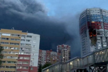 Stĺp dymu st&uacute;pa vedľa horiacej budovy po &uacute;toku ukrajinsk&eacute;ho dronu uprostred rusko-ukrajinsk&eacute;ho konfliktu v Riazani. FOTO: Reuters