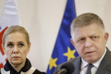Na sn&iacute;mke predseda vl&aacute;dy Robert Fico a ministerka hospod&aacute;rstva Denisa Sakov&aacute;. FOTO:TASR/M. Baumann