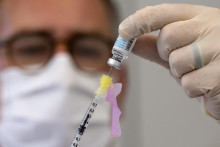 Vakc&iacute;na proti ochoreniu opič&iacute;ch kiahn&iacute;. Arch&iacute;vna sn&iacute;mka je z Nemecka v roku 2022, kedy sa choroba začala &scaron;&iacute;riť v Eur&oacute;pe. FOTO: TASR/AP