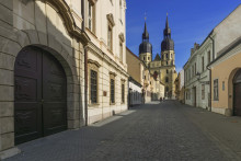Ulica Mikul&aacute;&scaron;a Schneidera-Trnavsk&eacute;ho, po pravej strane Dom hudby, v pozad&iacute; Bazilika sv. Mikul&aacute;&scaron;a. FOTO: Dreamstime