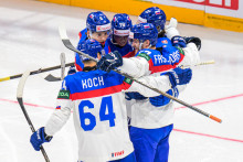 Na sn&iacute;mke slovensk&iacute; hokejisti sa te&scaron;ia z tretie g&oacute;lu, sprava strelec g&oacute;lu Kristi&aacute;n Posp&iacute;&scaron;il, Martin Fa&scaron;ko-Rud&aacute;&scaron;, Martin Posp&iacute;&scaron;il, Oliver Okuliar a Patrik Koch v z&aacute;pase z&aacute;kladnej B-skupiny Taliansko - Slovensko. FOTO: TASR/Veronika Mihalikov&aacute;