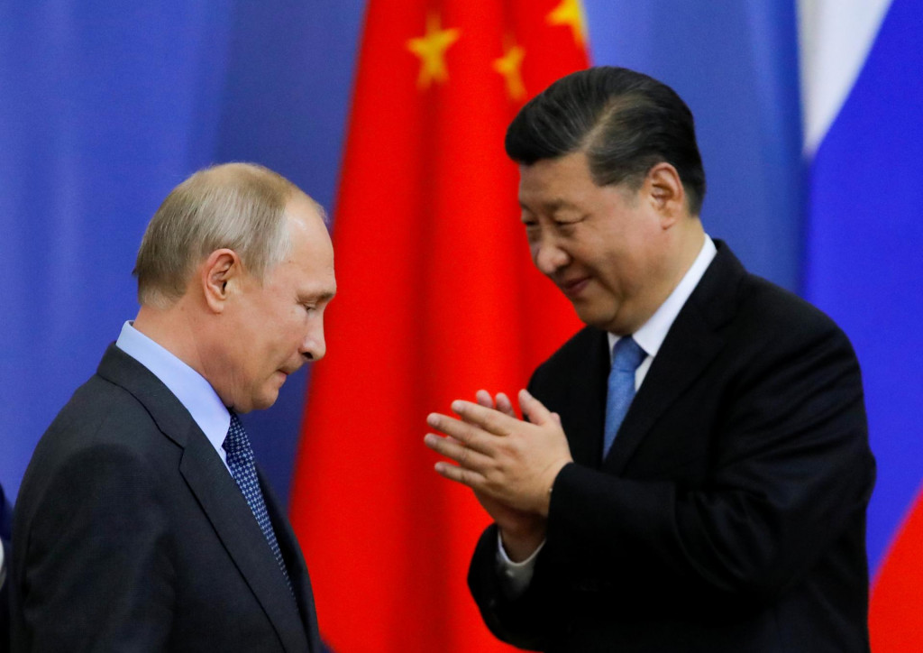 Č&iacute;nsky prezident Si Ťin-pching a rusk&yacute; prezident Vladimir Putin. FOTO: Reuters