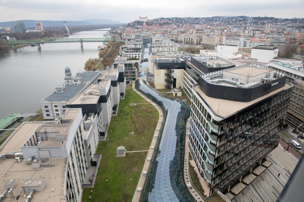 Pohľad z komplexu Eurovea Tower smerom na Bratislavu. FOTO: HN/Peter Mayer