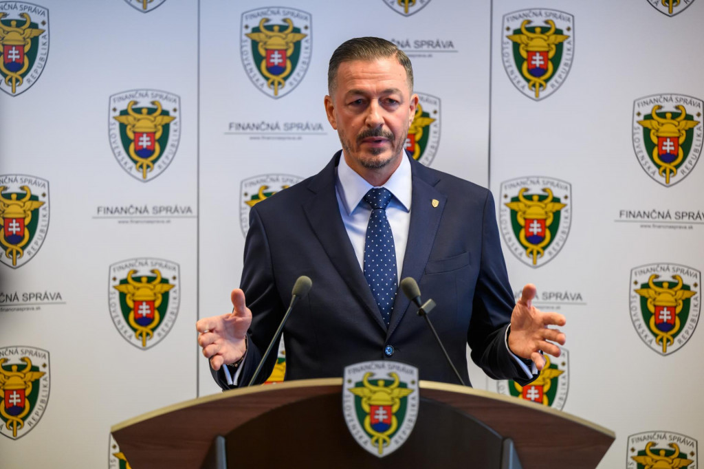 Tri sadzby DPH pre st&aacute;nky s občerstven&iacute;m a vysok&eacute; pokuty za pravopis na bločkoch s&uacute; symbolmi vzťahu exekut&iacute;vy k drobn&yacute;m podnikateľom. Na sn&iacute;mke prezident finančnej spr&aacute;vy Jozef Kiss počas tlačovej konferencie k lango&scaron;ov&eacute;mu st&aacute;nku. FOTO: TASR/J. Nov&aacute;k