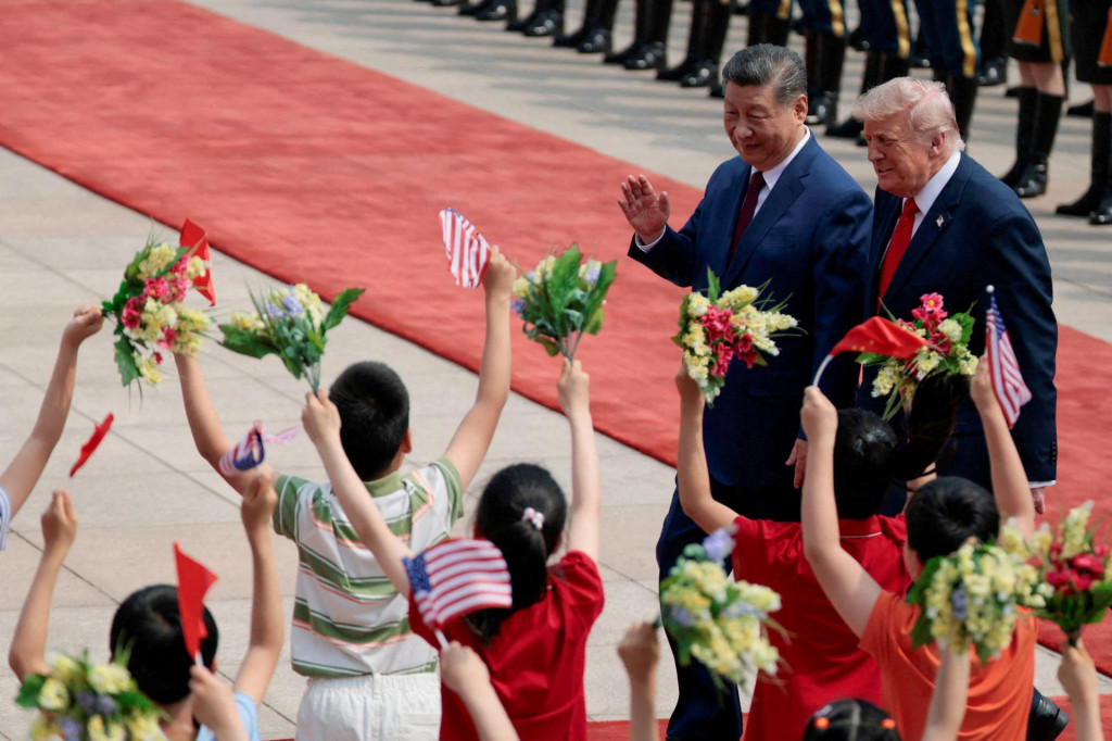 Americk&yacute; prezident Donald Trump sa prech&aacute;dza s č&iacute;nskym prezidentom Si Ťin-pchingom počas uv&iacute;tacieho ceremoni&aacute;lu vo Veľkej sieni ľudov&yacute;ch zhromažden&iacute; v Pekingu. FOTO: Reuters
