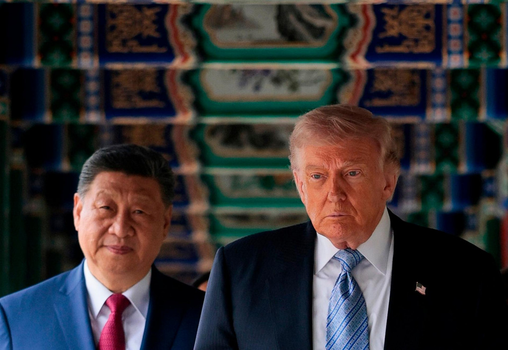 Americk&yacute; prezident Donald Trump (vpravo) a č&iacute;nsky prezident Si Ťin-pching. FOTO: TASR/AP