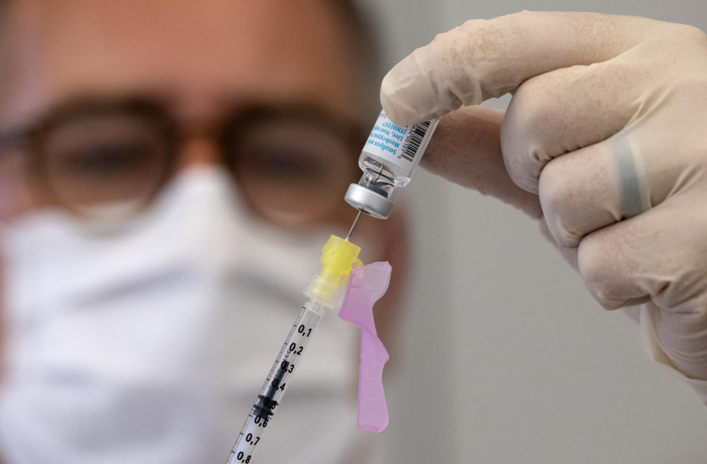 Vakc&iacute;na proti ochoreniu opič&iacute;ch kiahn&iacute;. Arch&iacute;vna sn&iacute;mka je z Nemecka v roku 2022, kedy sa choroba začala &scaron;&iacute;riť v Eur&oacute;pe. FOTO: TASR/AP