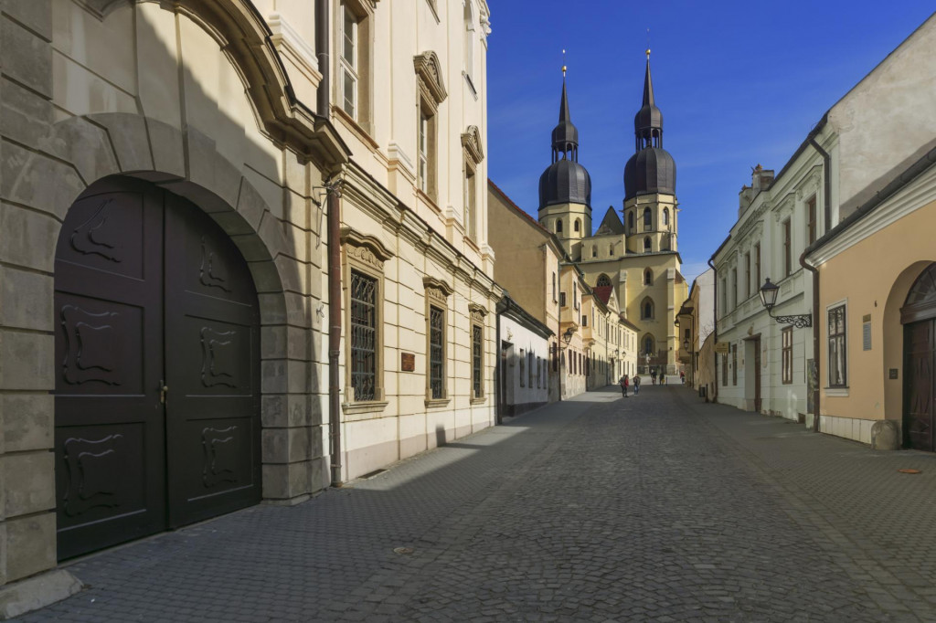 Ulica Mikul&aacute;&scaron;a Schneidera-Trnavsk&eacute;ho, po pravej strane Dom hudby, v pozad&iacute; Bazilika sv. Mikul&aacute;&scaron;a. FOTO: Dreamstime