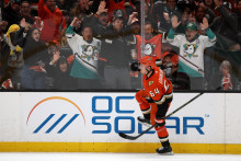V drese Ducks center Mikael Granlund (64). FOTO: Kiyoshi Mio