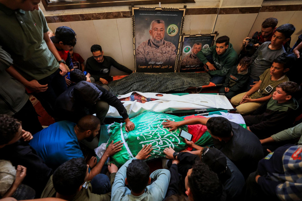 Sm&uacute;tiaci sa z&uacute;častňuj&uacute; pohrebu Palest&iacute;nčanov zabit&yacute;ch pri izraelskom &uacute;toku v piatok, vedľa fotografi&iacute; veliteľa vojensk&eacute;ho kr&iacute;dla Hamasu. FOTO: REUTERS