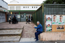 AFP pripom&iacute;na, že popularita S&aacute;ncheza v&yacute;razne klesla po podozreniach z korupcie t&yacute;kaj&uacute;cich sa jeho rodiny a b&yacute;val&yacute;ch bl&iacute;zkych politick&yacute;ch spojencov. FOTO: REUTERS