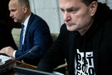 Na sn&iacute;mke opozičn&iacute; poslanci N&aacute;rodnej rady zľava G&aacute;bor Grendel a Igor Matovič (obaja Hnutie Slovensko). FOTO: TASR/Jakub Kotian