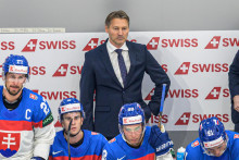 Na sn&iacute;mke slovensk&aacute; striedačka, v pozad&iacute; uprostred hlavn&yacute; tr&eacute;ner Vladim&iacute;r Orsz&aacute;gh, v popred&iacute; sprava hokejisti Sebasti&aacute;n Čederle, Martin Chromiak, Filip Me&scaron;&aacute;r a kapit&aacute;n Marek Hriv&iacute;k. FOTO: TASR/Veronika Mihalikov&aacute;