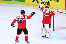 Hokejisti Rak&uacute;ska Clemens Unterweger a Atte Tolvanen oslavuj&uacute; po z&aacute;pase. FOTO: REUTERS