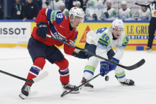 N&oacute;r Petter Vesterheim v akcii so slovinsk&yacute;m Filipom Sitarom. FOTO: REUTERS