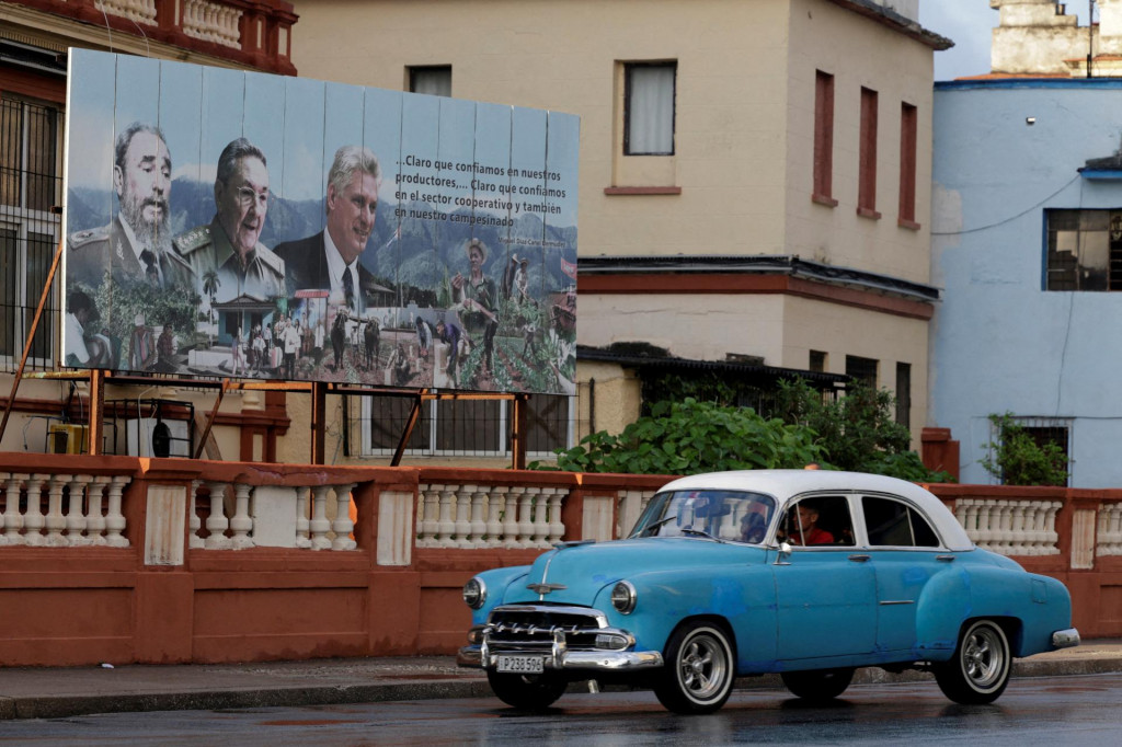 Axios o dronoch na Kube informoval kr&aacute;tko po tom, čo vo &scaron;tvrtok ostrov nav&scaron;t&iacute;vil riaditeľ americkej &Uacute;strednej spravodajskej agent&uacute;ry (CIA) John Ratcliffe, ktor&yacute; podľa zdroja port&aacute;lu varoval tamoj&scaron;&iacute;ch predstaviteľov pred uskutočnen&iacute;m bojov&yacute;ch oper&aacute;ci&iacute;. FOTO: REUTERS