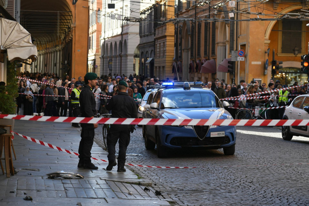 Na sn&iacute;mke policajti hliadkuj&uacute; po tom, čo v centre talianskej Modeny vrazilo auto do chodcov v sobotu 16. m&aacute;ja 2026. FOTO: TASR/AP
