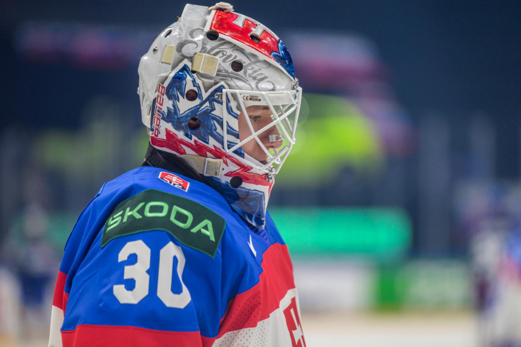 Na sn&iacute;mke brank&aacute;r Adam Gajan pred z&aacute;pasom z&aacute;kladnej B-skupiny Taliansko - Slovensko. FOTO: TASR/Veronika Mihalikov&aacute;
