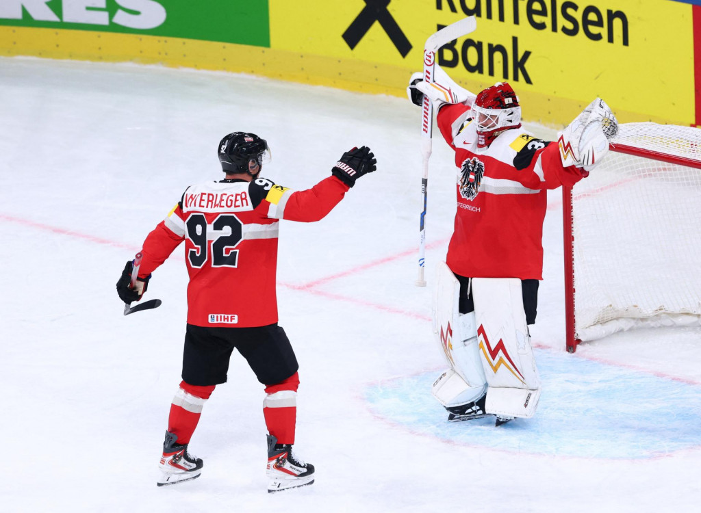 Hokejisti Rak&uacute;ska Clemens Unterweger a Atte Tolvanen oslavuj&uacute; po z&aacute;pase. FOTO: REUTERS