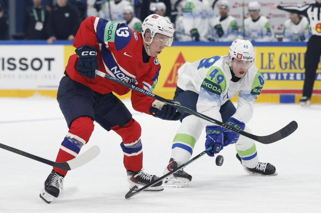 N&oacute;r Petter Vesterheim v akcii so slovinsk&yacute;m Filipom Sitarom. FOTO: REUTERS