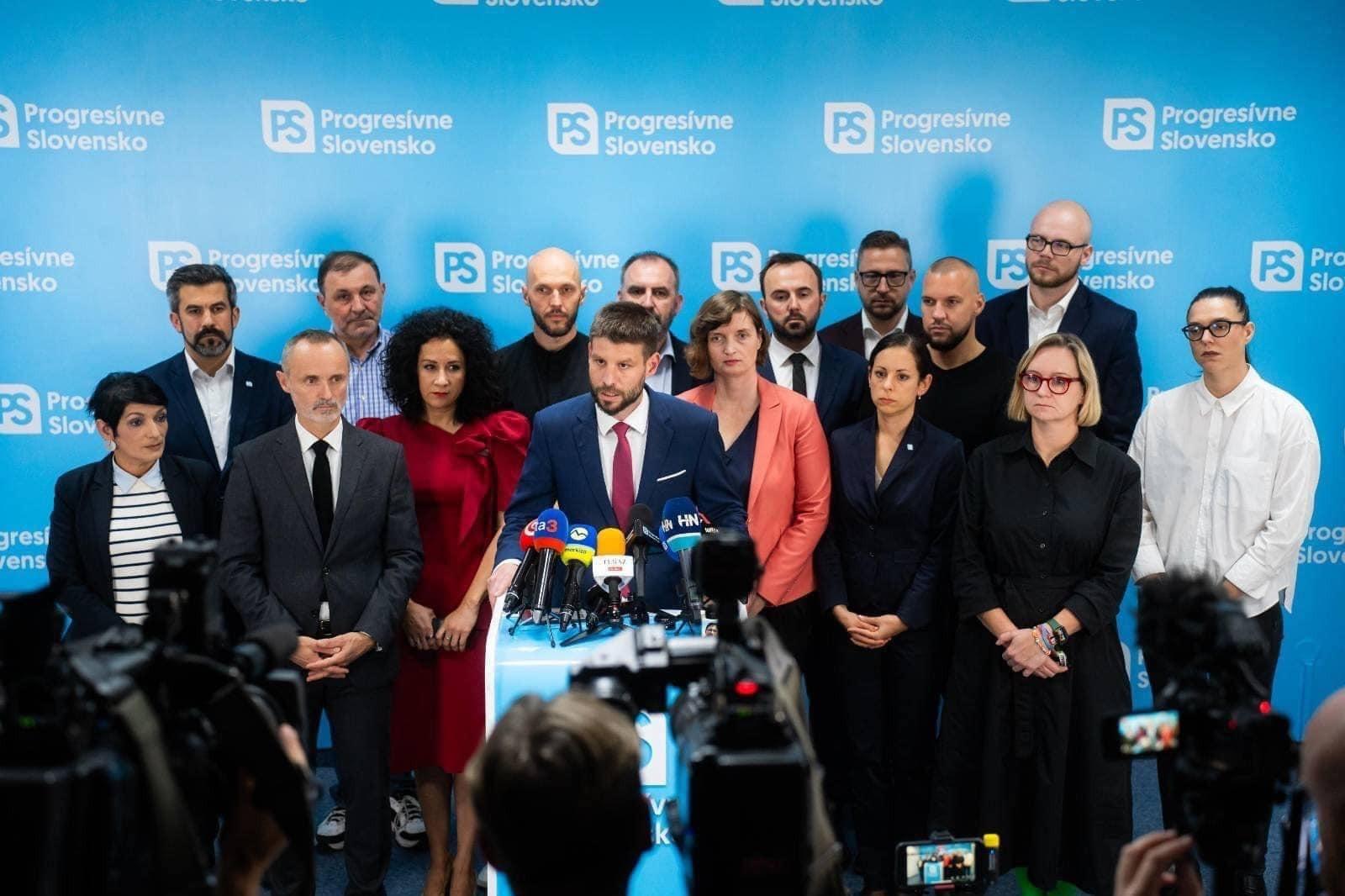 Odchod sudkyne z kauzy exsisk&aacute;ra, Ro&scaron;kov&aacute; si vypočula verdikt a pokles preferenci&iacute; progres&iacute;vcov (Br&iacute;fing HN)