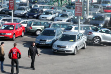 Počet individu&aacute;lne dovezen&yacute;ch &aacute;ut s n&aacute;jazdom nad 250-tis&iacute;c kilometrov sa medziročne prepadol o 48 percent, pokles o 35 percent zaznamenali vozidl&aacute; s n&aacute;jazdom od 200 do 250-tis&iacute;c kilometrov. FOTO: TASR/Pavol Funt&aacute;l