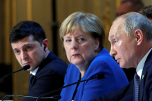 Ukrajinsk&yacute; prezident Volodymyr Zelenskyj (vľavo) sa na summite v Par&iacute;ži zi&scaron;iel s rusk&yacute;m prezidentom Vladim&iacute;rom Putinom. Na tlačovej konferencii sa z&uacute;častnila aj nemeck&aacute; kancel&aacute;rka Angela Merkelov&aacute;. (9. decembra 2019). FOTO: Reuters