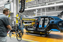 Konflikt na Bl&iacute;zkom v&yacute;chode ohrozuje mili&oacute;ny pracovn&yacute;ch miest. FOTO: Porsche