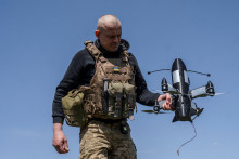 Pr&iacute;slu&scaron;n&iacute;k jednotky protivzdu&scaron;nej obrany 24. samostatnej mechanizovanej brig&aacute;dy ukrajinsk&yacute;ch ozbrojen&yacute;ch s&iacute;l pripravuje st&iacute;hac&iacute; dron P1-Sun FPV na &scaron;tart bl&iacute;zko frontovej l&iacute;nie na Ukrajine. FOTO: Reuters