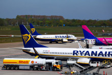 Napriek ochrane pred rast&uacute;cimi cenami ropy sa n&aacute;klady spoločnosti na leteck&eacute; palivo zv&yacute;&scaron;ili o &bdquo;niekoľko stoviek mili&oacute;nov eur&ldquo;, uviedol finančn&yacute; riaditeľ Ryanairu Neil Sorahan. FOTO: Reuters