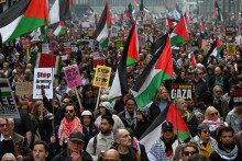 &Uacute;častn&iacute;ci sa zhromažďuj&uacute; počas demon&scaron;tr&aacute;cie na podporu Palest&iacute;nčanov. FOTO: TASR/AP