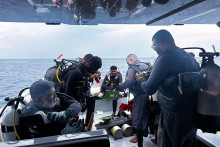 Pot&aacute;pači sa pripravuj&uacute; na p&aacute;tranie po &scaron;tyroch Talianoch neďaleko ostrova Alimatha v atole Vaavu na Maldiv&aacute;ch. FOTO: TASR/AP