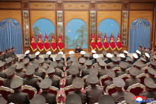Severok&oacute;rejsk&yacute; vodca Kim Čong-un sa stret&aacute;va s veliteľmi div&iacute;zi&iacute; a brig&aacute;d celej arm&aacute;dy. FOTO: Reuters/KCNA