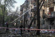 Hasič pracuje na mieste po&scaron;kodenia bytov&eacute;ho domu počas rusk&eacute;ho raketov&eacute;ho &uacute;toku v Dnipre. FOTO: Reuters
